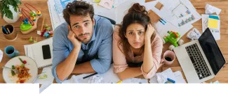 Mujer hombre con síndrome postvacacional